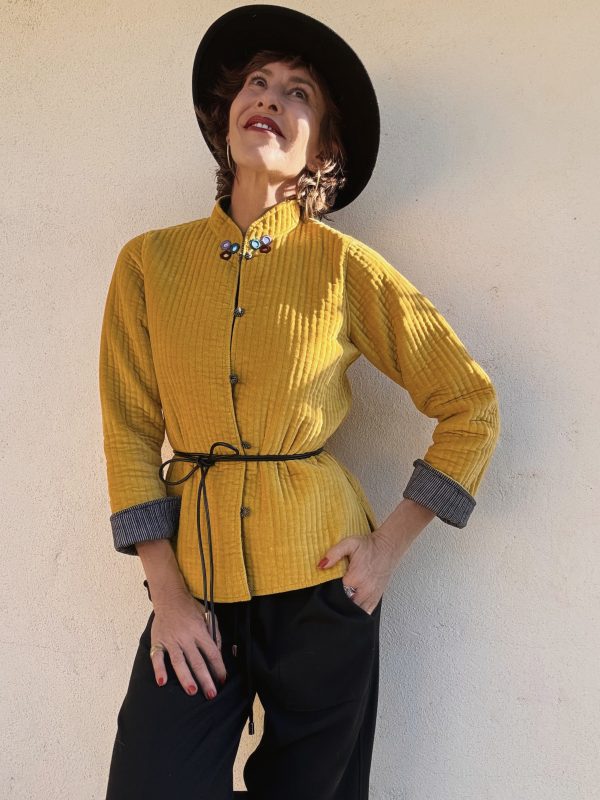 The Velvet Jacket in Yellow - Imagen 4