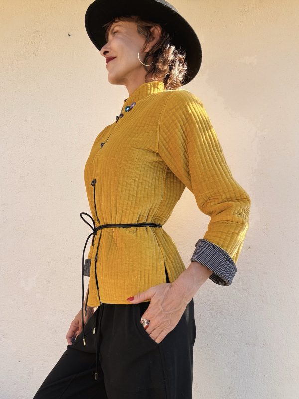 The Velvet Jacket in Yellow - Imagen 6