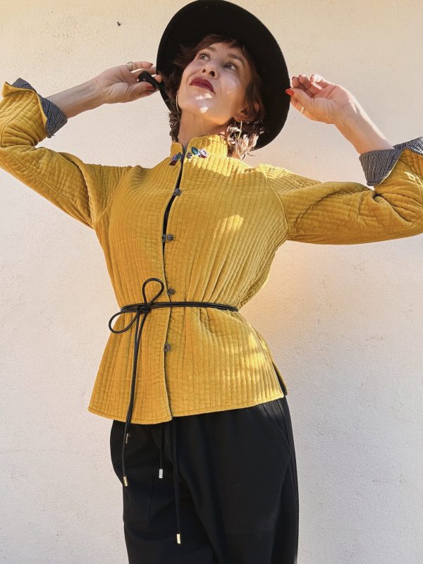 The Velvet Jacket in Yellow - Imagen 8