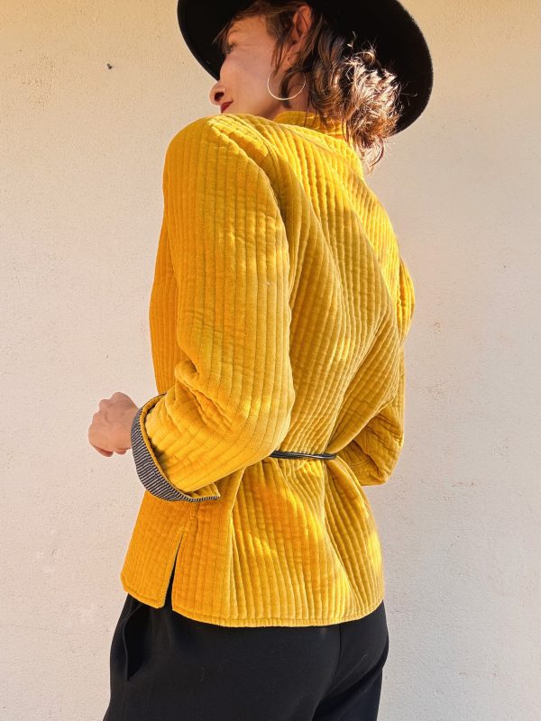 The Velvet Jacket in Yellow - Imagen 9