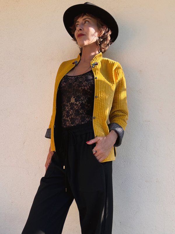 The Velvet Jacket in Yellow - Imagen 7