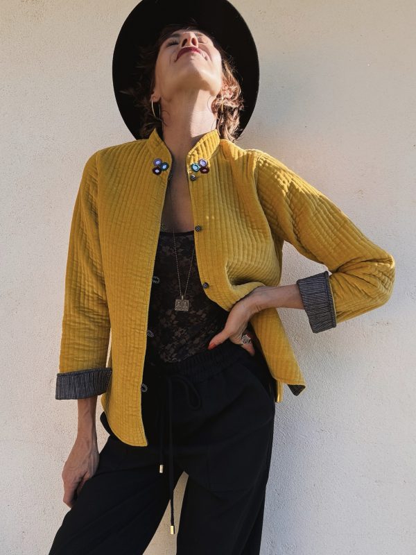 The Velvet Jacket in Yellow - Imagen 2