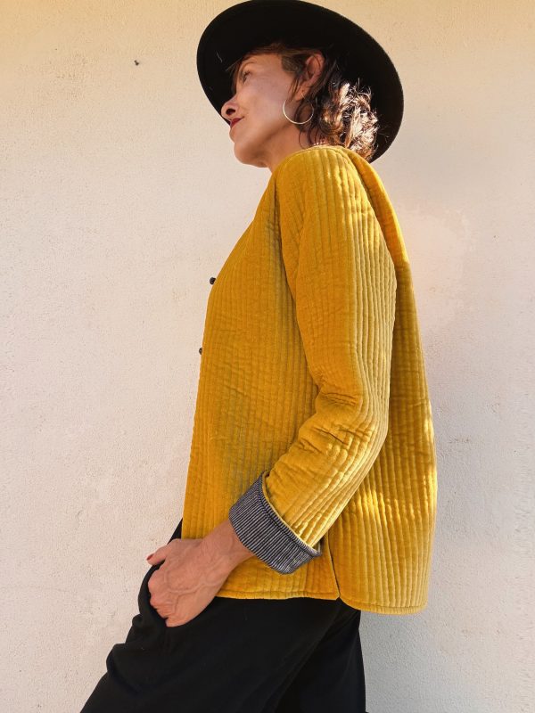 The Velvet Jacket in Yellow - Imagen 3