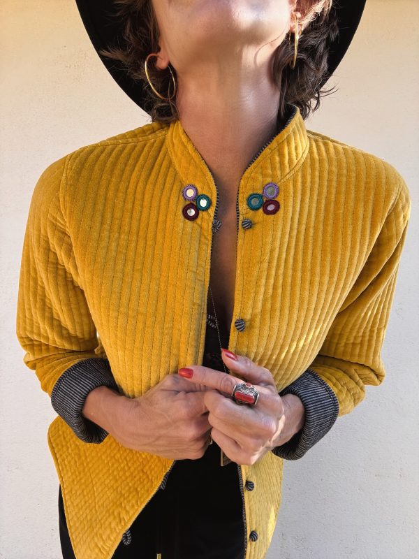 The Velvet Jacket in Yellow - Imagen 5