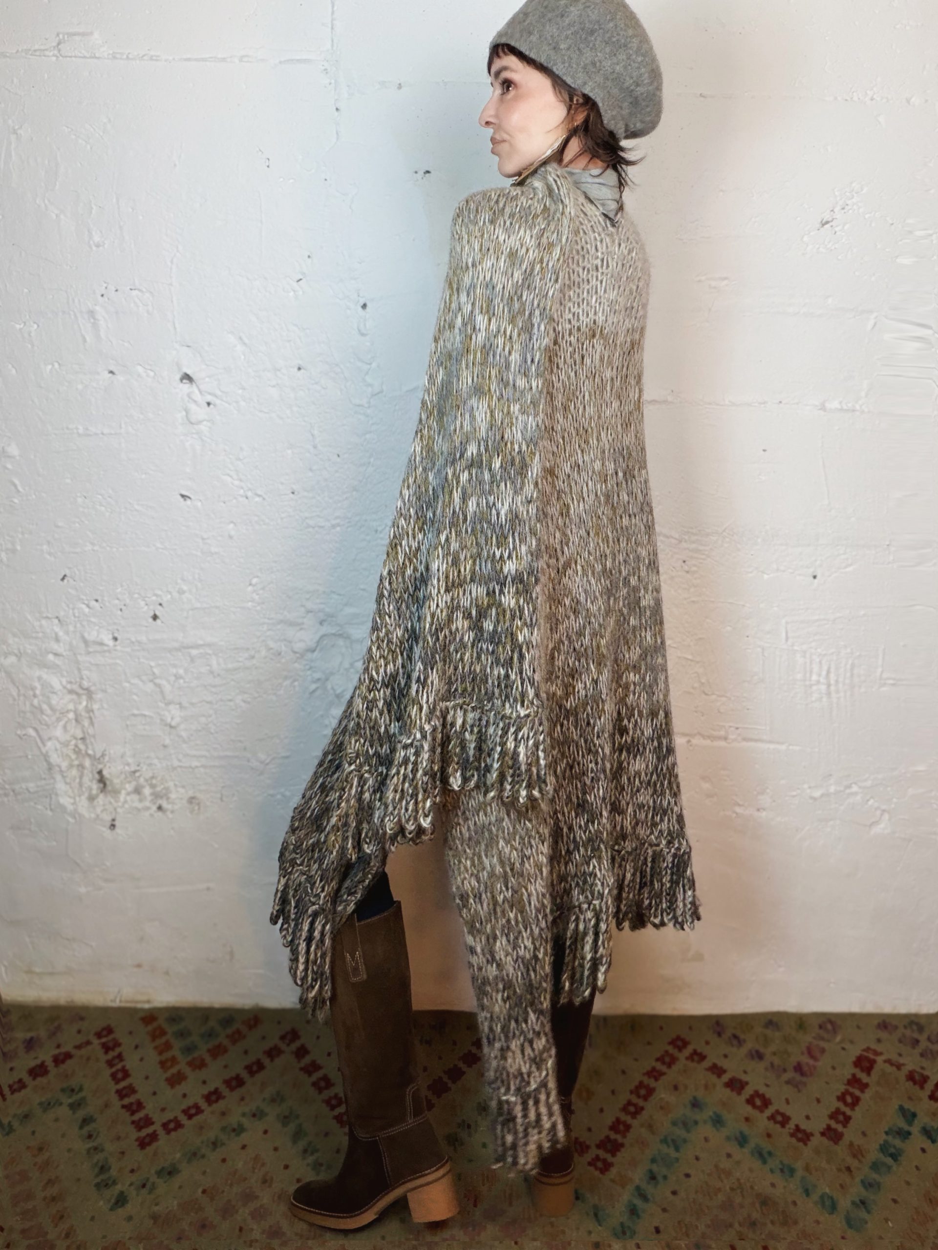 The Alpaca Ruana in Grey - Imagen 3