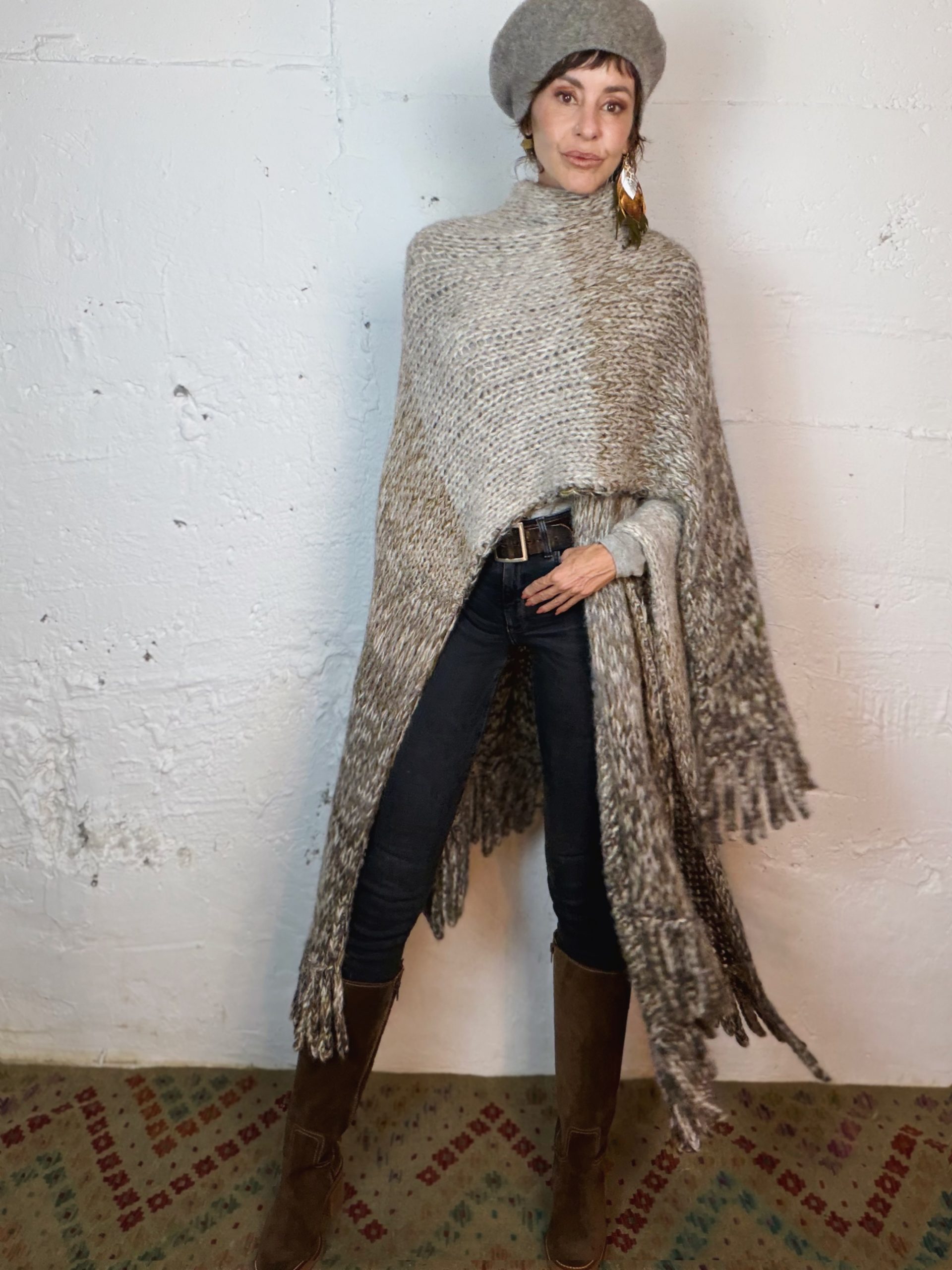 The Alpaca Ruana in Grey - Imagen 6