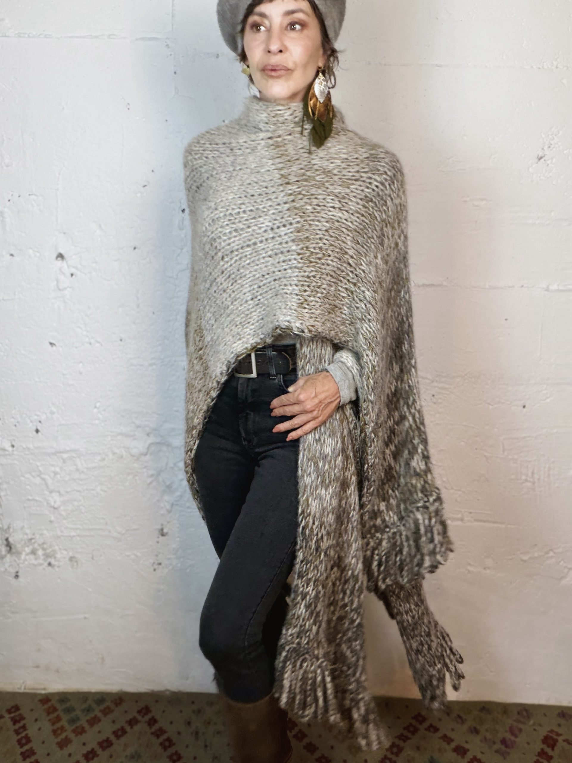 The Alpaca Ruana in Grey - Imagen 7