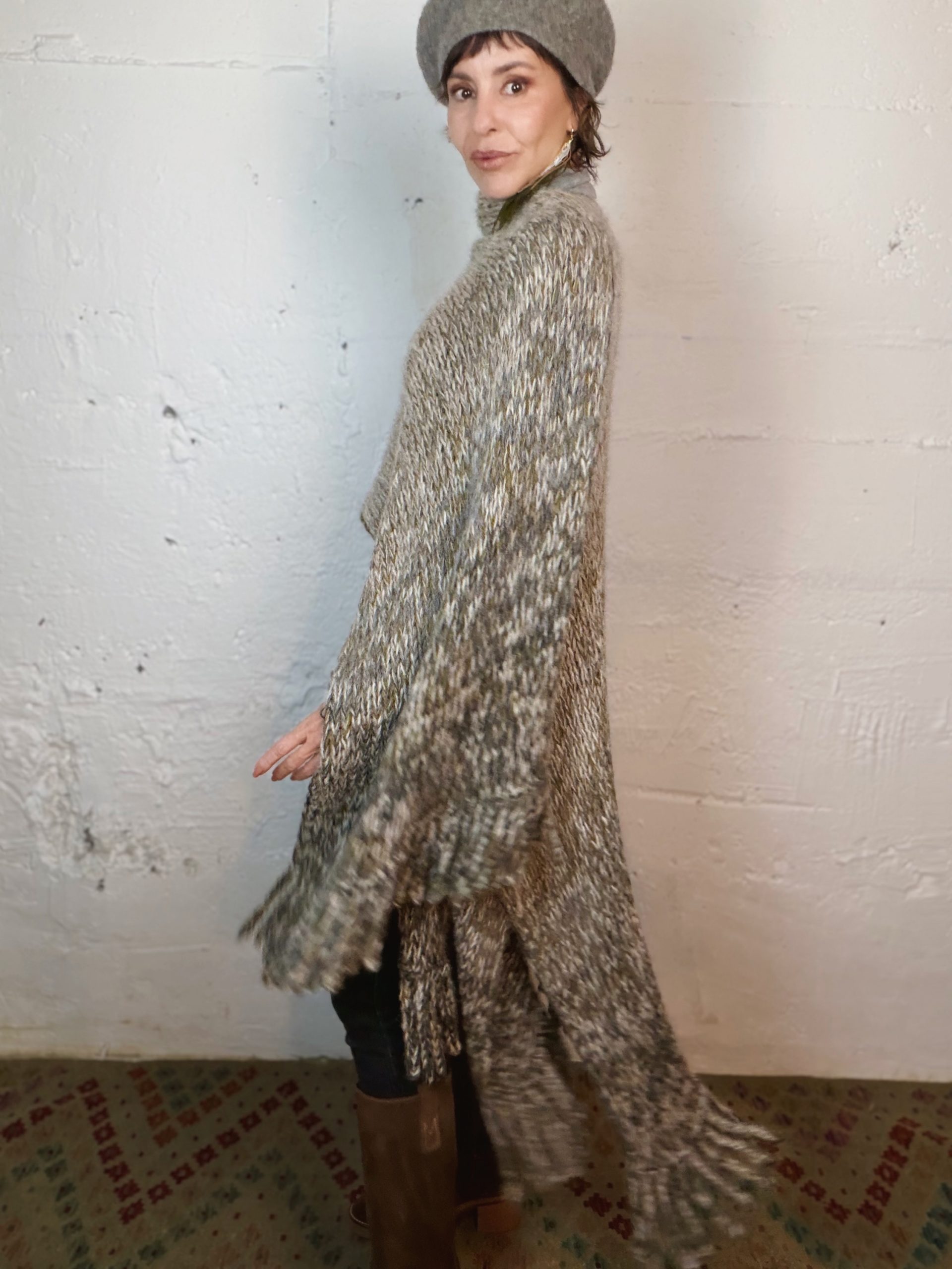 The Alpaca Ruana in Grey - Imagen 9