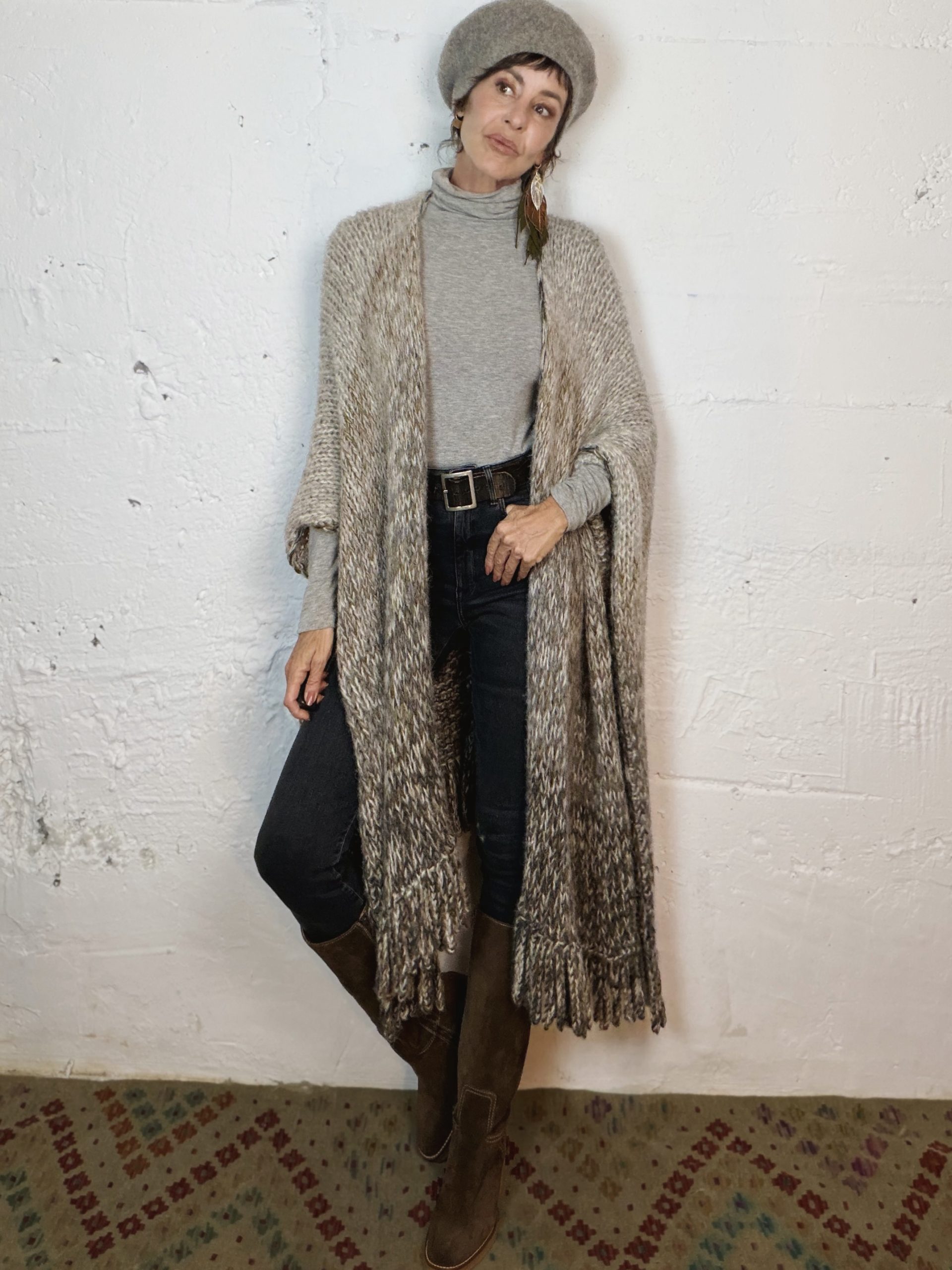 The Alpaca Ruana in Grey - Imagen 8