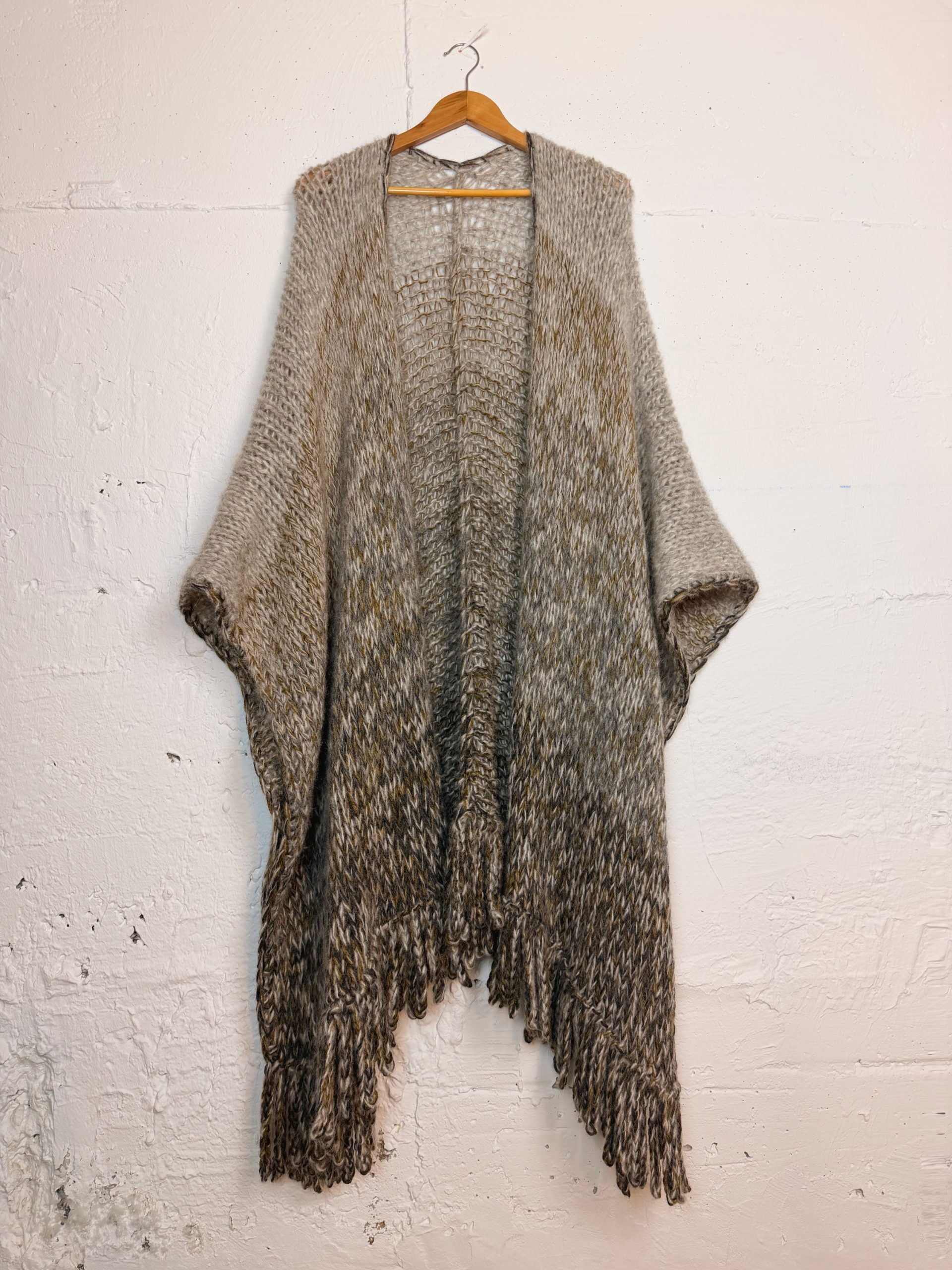 The Alpaca Ruana in Grey - Imagen 10