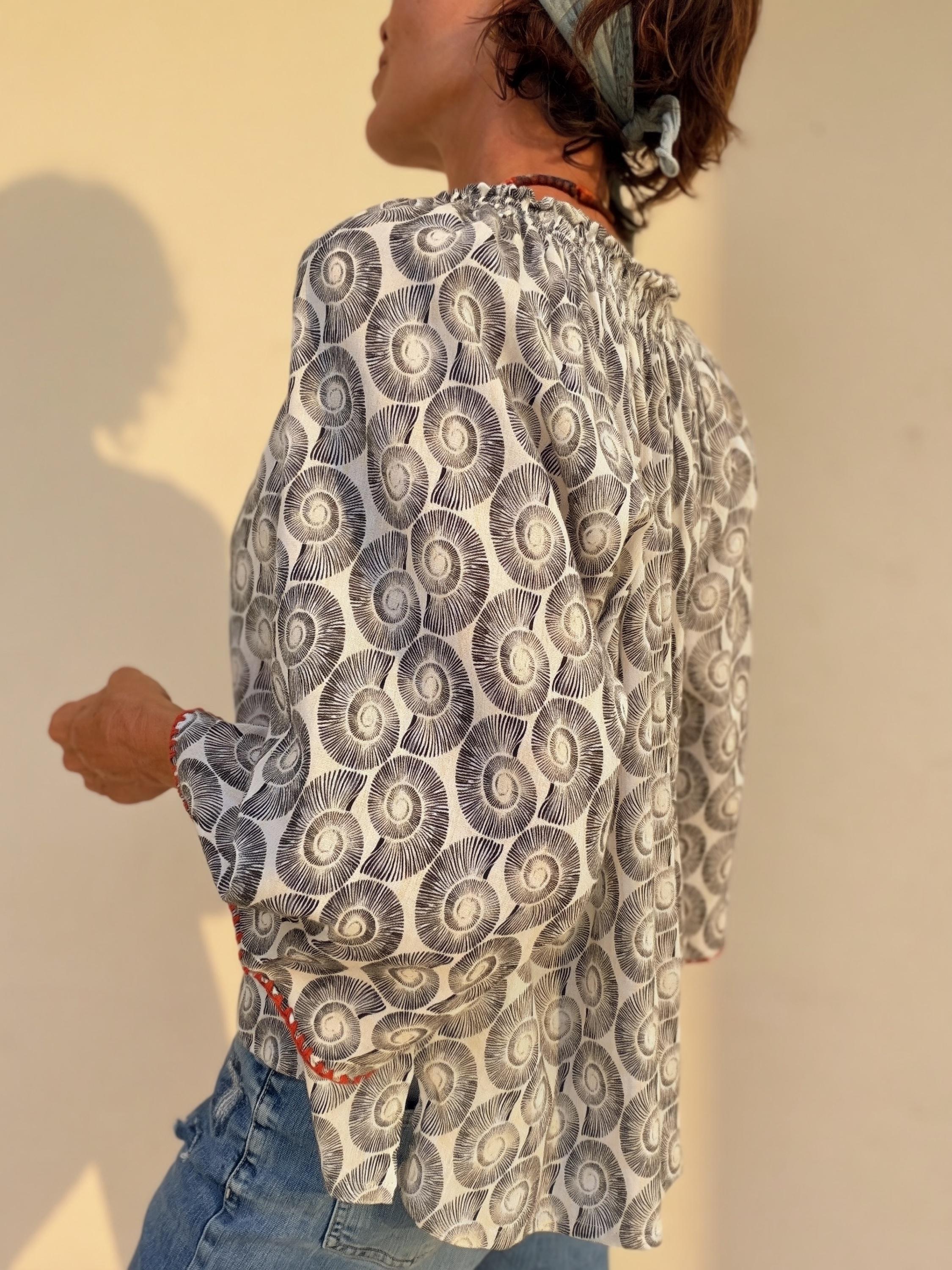 The Nautilus Blouse in Black - Imagen 4