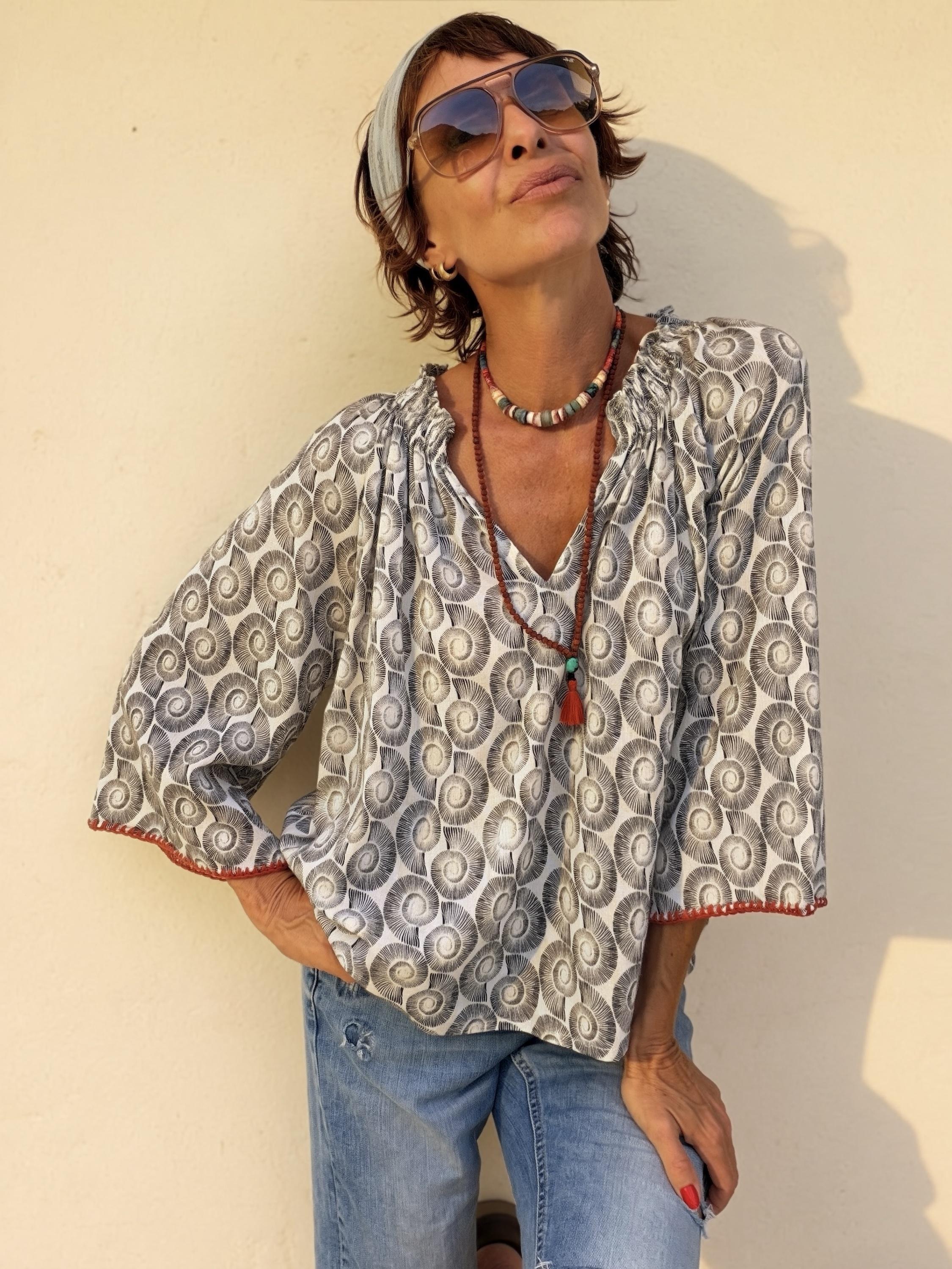The Nautilus Blouse in Black - Imagen 5