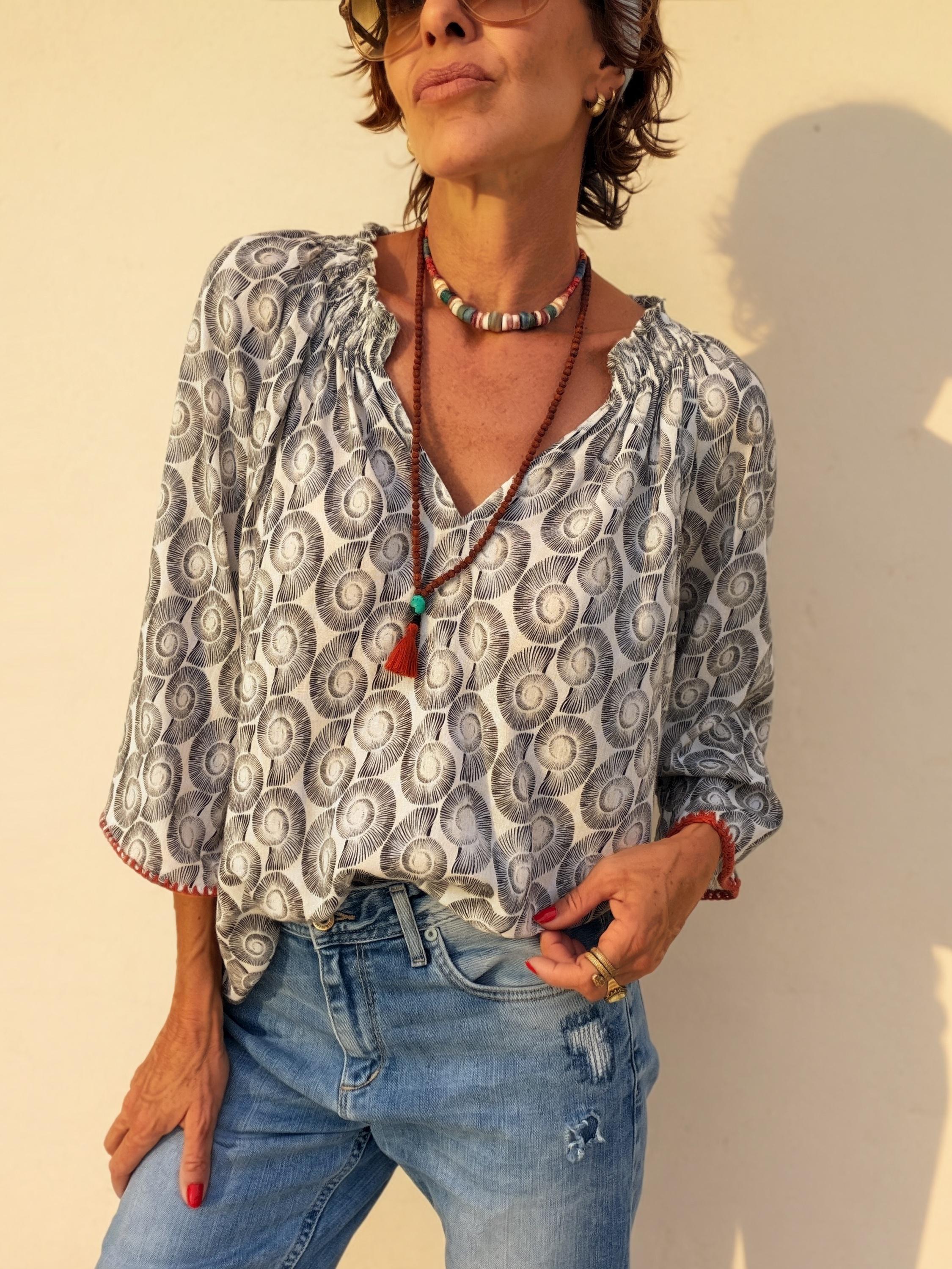The Nautilus Blouse in Black - Imagen 3